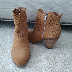 Gorgeous Jessica Simpson Cachelle Honey Brown Suede Boots Size 8M. I love these